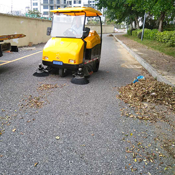 東方錦繡花園采購(gòu)駕駛式掃地車高效清掃落葉